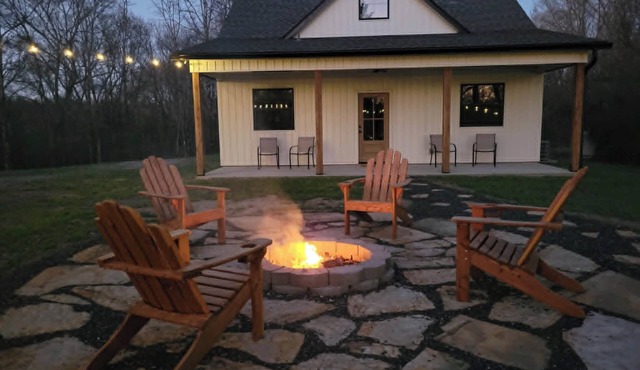 Riverside Retreat- Cozy Secluded 2 Bedroom Cabin on the Caddo River