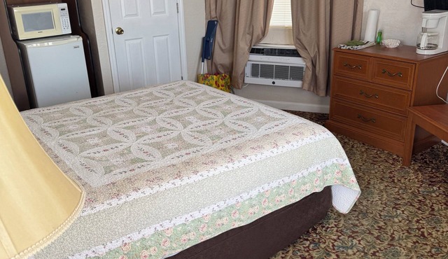 Room 10-Traditional Motel Room w/Oceanview