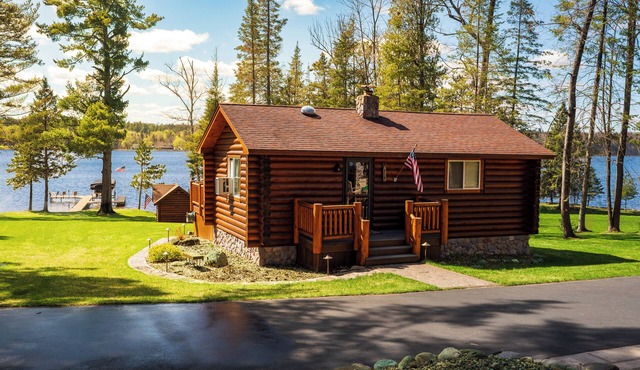 Rustic Lake Front Log Cabin: Stunning Sunset Views, Private Dock & Fast WiFi