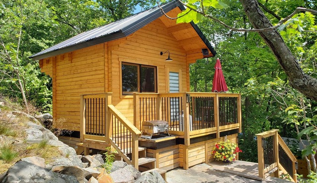 Rustic retreat ( water access only) 12 min North of Blind River