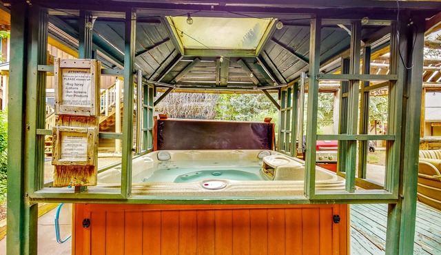 Rustic suite cabin, mountain view, hot tub access