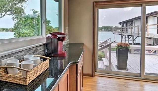 Saint Clair River front Retreat With 6 Beds - Enjoy Fishing-Kayak-Relax in Algonac