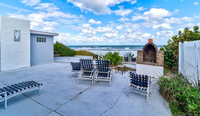 Salty Beach 2 Bed Condo Directly on Ocean