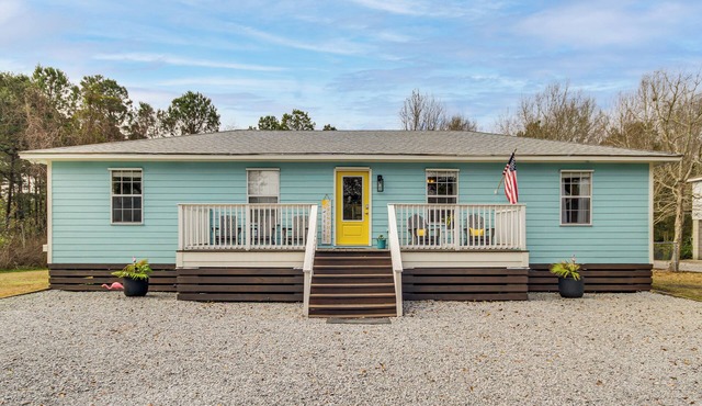 'Sea La Vie' Coastal Getaway Steps from the Beach