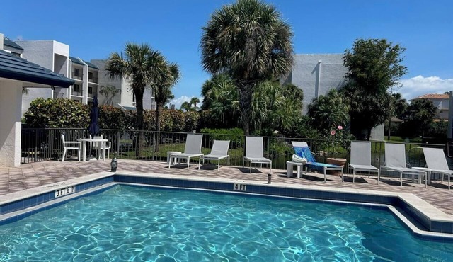 Seaside Modern Elegance and 3 minute Walk to the Beach
