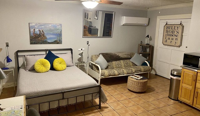 Secluded Studio Along Esplanade Ridge in quiet, very safe neighborhood.