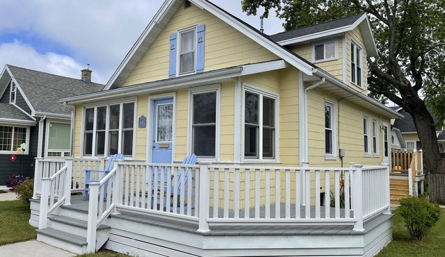 See the Lake! Hear the Waves! Steps to the Beach! Entire cottage. 2 bikes.