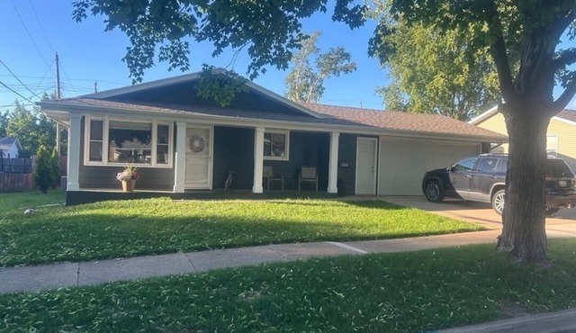 Serene 3-bedroom house with AC in charming Appleton location near HWY 41