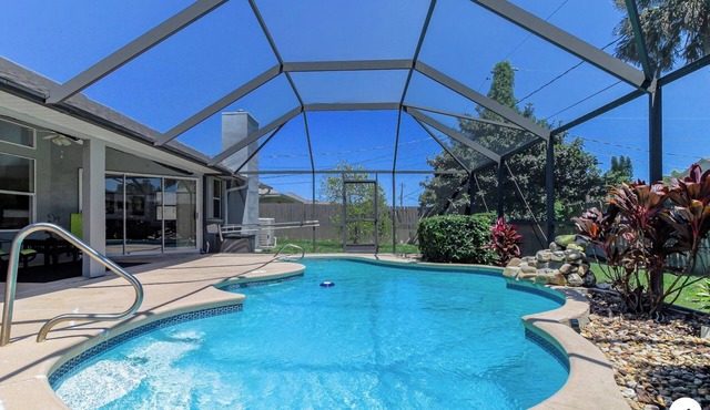 Serene and Beautiful Villa with Pool in Palm Bay