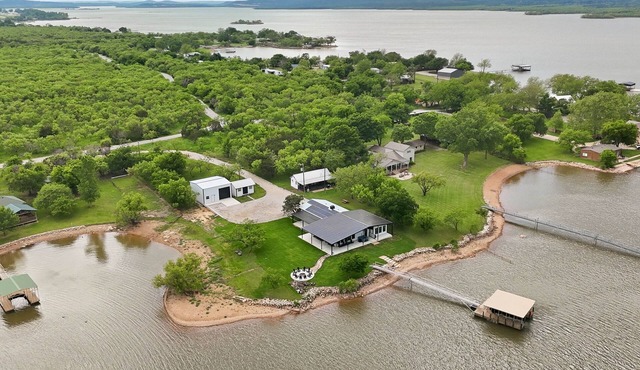 Shady Cove- Waterfront, Private Dock, Hot tub- close to Rocker B!
