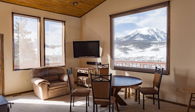 Silverthorne Mountain Cabin Views and Deck - 2br