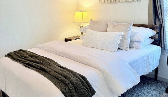 Sophisticated Abode: 1-bedroom Room