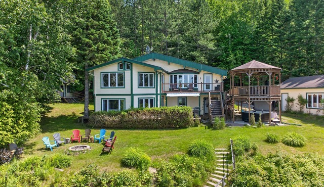 Spa & Waterfront | Chalet le Colibri