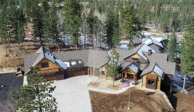 Spacious 2-Level Custom Craftsman Style Lodge w/Hot Tub, Fire Pit, Clubhouse