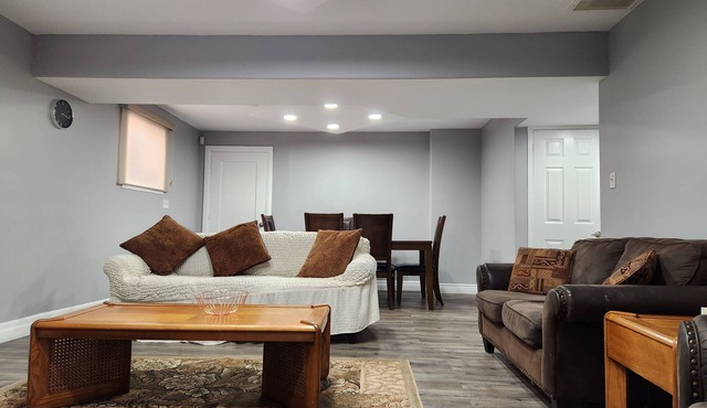 Spacious 2BR Private Suite & Entrance-Near Downtown & Bridge-Near Caesars & UOW in Windsor