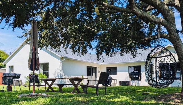 Spacious 3bed 2bath: 4k TV in all rooms, Fenced Backyard, BBQ, Games, Workspace