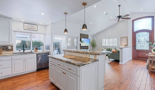 Spacious 3BR Home w/Pool Garage - Near Disneylandn