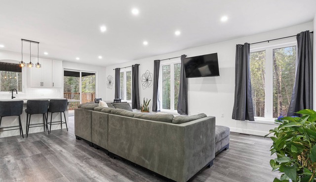 Spacious 4-bedroom house in peaceful Tory Hill with WiFi, fitness room