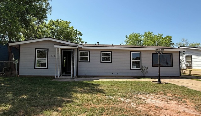 Spacious 4-bedroom house in South Abilene with AC Close to Dyess AFB