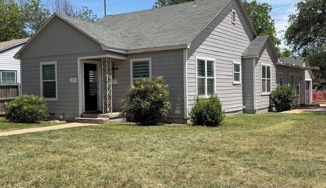 Spacious 4-bedroom house in serene Abilene with AC