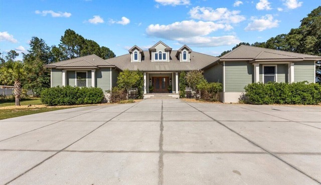 Spacious 4-bedroom pool house minutes from Suwannee River and natural springs!