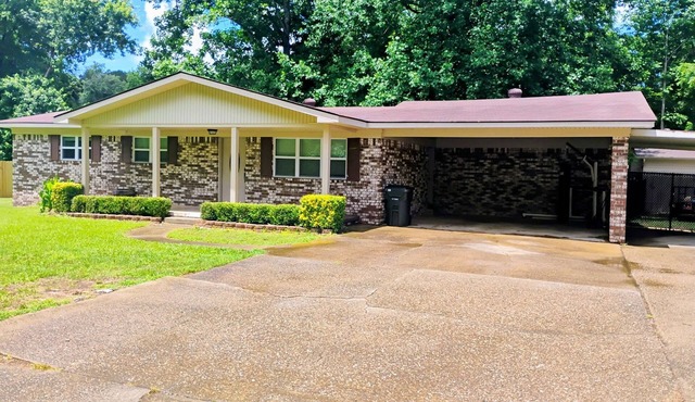 Spacious 4-bedroom house in peaceful Hot Springs with AC