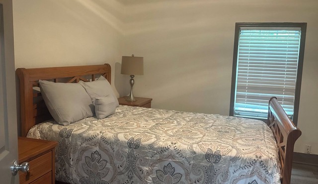 Spacious 4-bedroom house in amazing Jacksonville with WiFi, AC