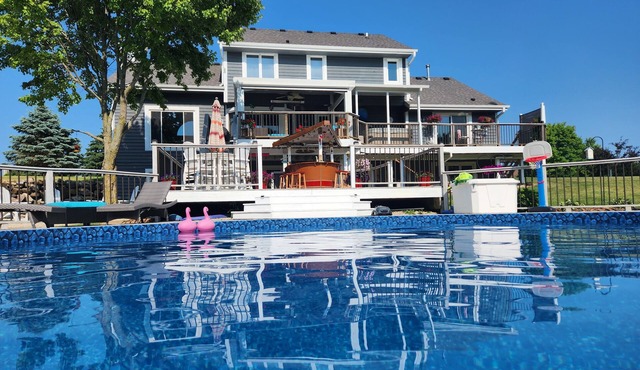 Spacious 6-bedroom 4 bathroom house in marvelous Hartford with pool and hot tub!