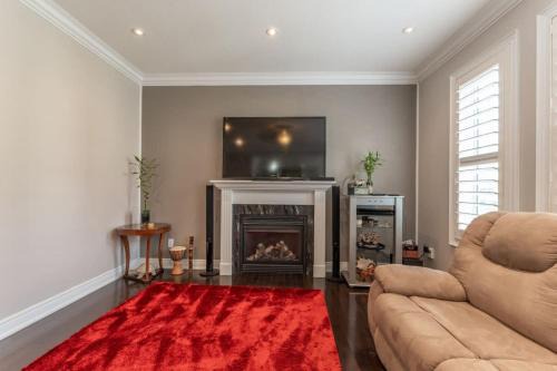 Spacious 7BR Home with Private Yard & Fast WiFi!