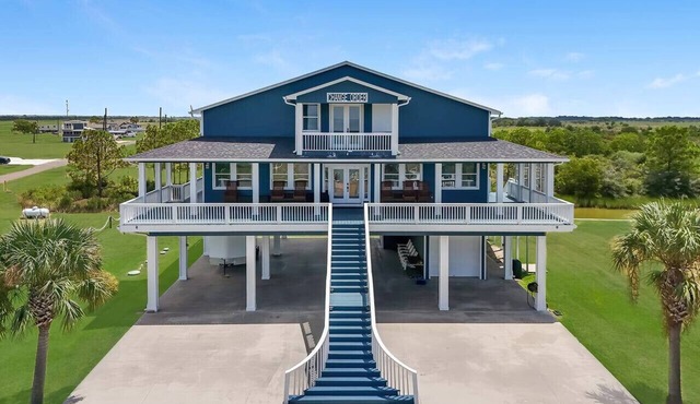 Spacious Bayfront home