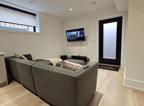 Spacious Bright 9ft Ceiling with Private Entrance in Milton