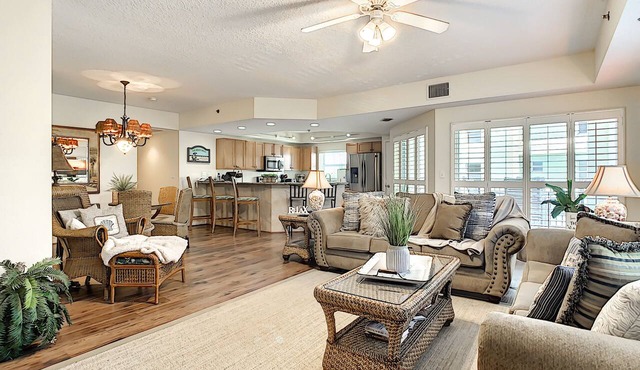 Spacious Corner Condo | Balcony overlooking Nature preserve! OW10-307