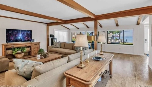 Spacious Cottage with Private Beach