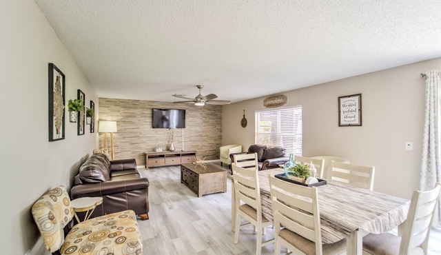 Spacious Estate Home with large Pool and Jacuzzi, Near Beaches, Springs & Tampa