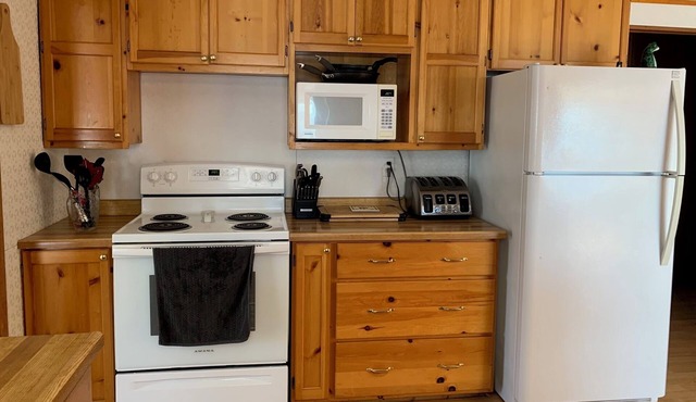 Spacious family cottage with huge deck on a beautiful lake. Pet friendly!