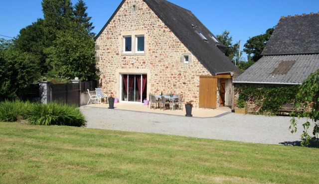 Spacious farm house with enclosed garden, pets allowed