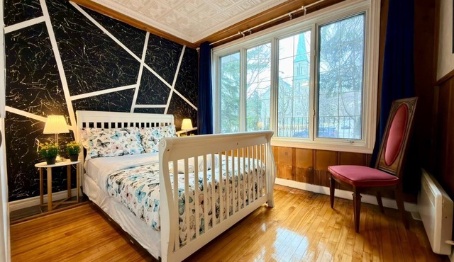 Spacious Group Home | Sleeps 20-Free Parking
