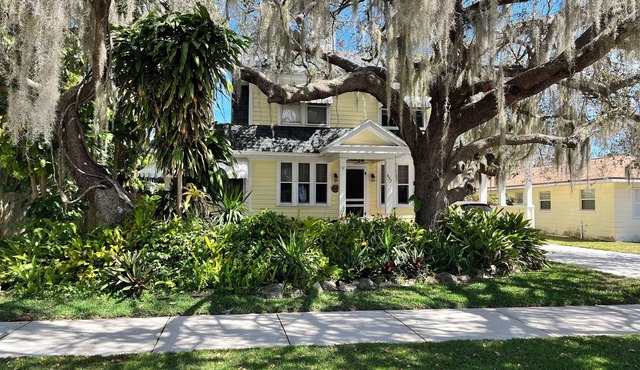 Spacious historic 4-bedroom pool house in Downtown Sebring