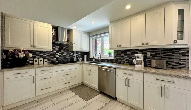 Spacious & Luxurious Richmond Hill "Basement"
