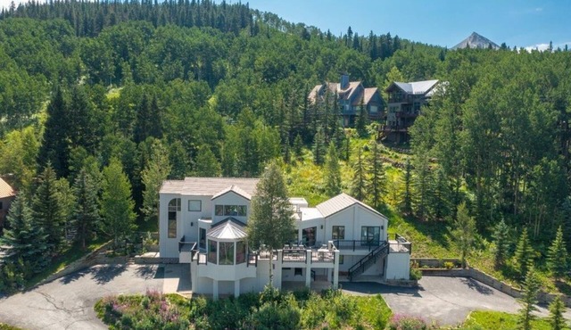 Spacious Mountain Manor with 9 bedrooms, 11 baths and Hot Tub