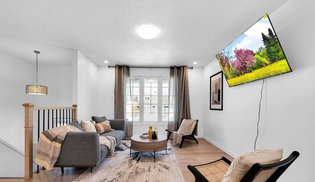 Spacious Private Room1 with Queen+Sofa Beds