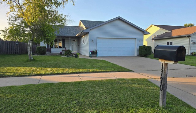Spacious quad level 3 Bedroom 3 Bath, Wi-Fi, Key-less. Great for EAA
