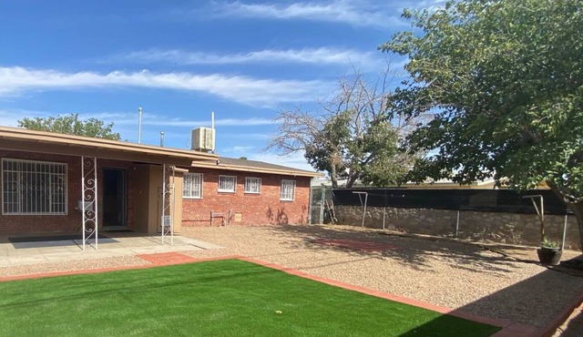 Spacious residential 3 bed 1 story w/ big backyard