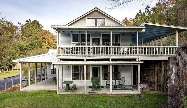 Spacious Triplex Cabin with Lake View & Fishing Pier, Shared Outdoor Deck, Near Zwolle, LA