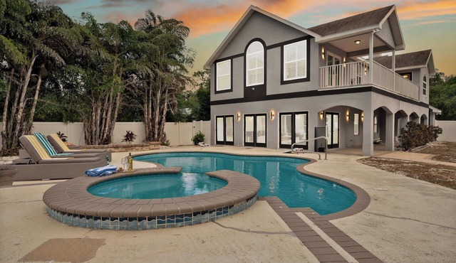 Spacious villa w/heated pool & game room