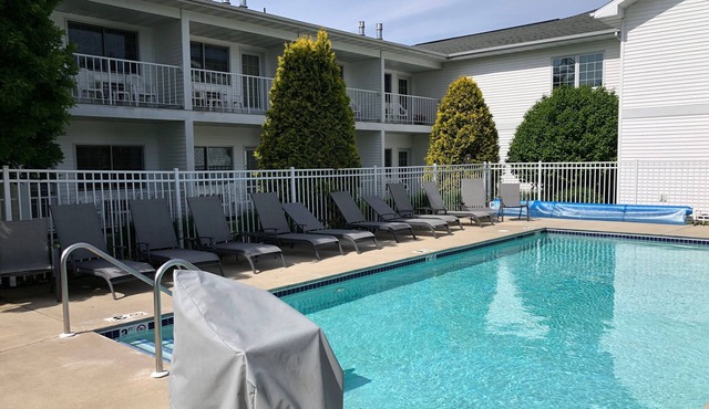 Sparkling Clean, Ideal Location includes use of Indoor & Outdoor Pools