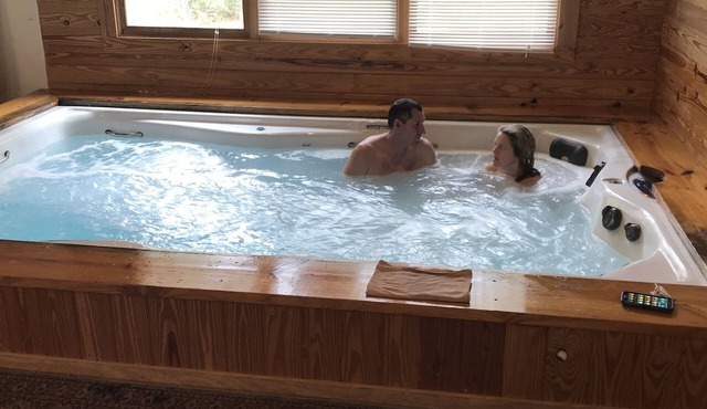 Special 40% off. ENTIRE Cabin ! Plus JACUZZI SAUNA GYM! YOURS ONLY! 2 day min