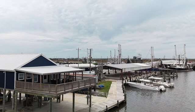 Sportsman's Paradise: Fourchon Waterfront | Walk to Marina | Sleeps 10
