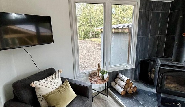 Starry Haven: Serene 3-BR Retreat with Hot Tub