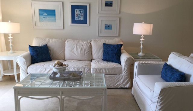 Steps to the beach-Beautifully newly renovated 2/2 condo N. Hutchinson Island